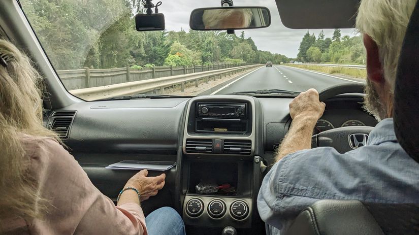 Davaj pozor na to co hra v aute