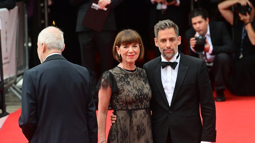 Gestko ktore povedalo vsetko Vdovu po Bartoskovi sprevadzal najma mocny muz Ceska Toto necakal nik prisla aj hollywoodska superstar