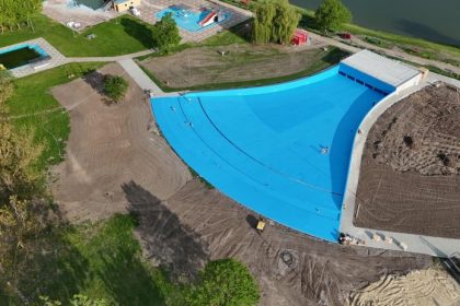 Novy milionovy bazen ma problem s farbou