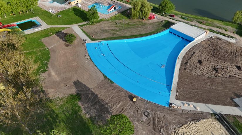 Novy milionovy bazen ma problem s farbou