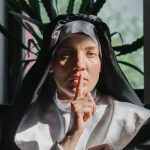 Novy trend Zeny generacie Z vymienaju hlucne plazove party za dovolenku v klastoroch