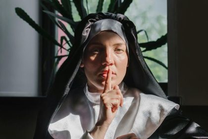 Novy trend Zeny generacie Z vymienaju hlucne plazove party za dovolenku v klastoroch