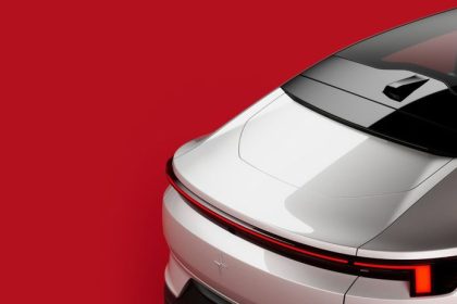 Polestar sa trapi so zadnou kamerou model 4 nema okno