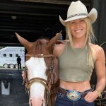 Samy sval a laso v ruke Kraska Vonnova sa predvadza v netradicnej poze