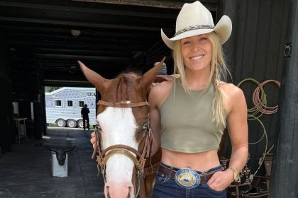 Samy sval a laso v ruke Kraska Vonnova sa predvadza v netradicnej poze