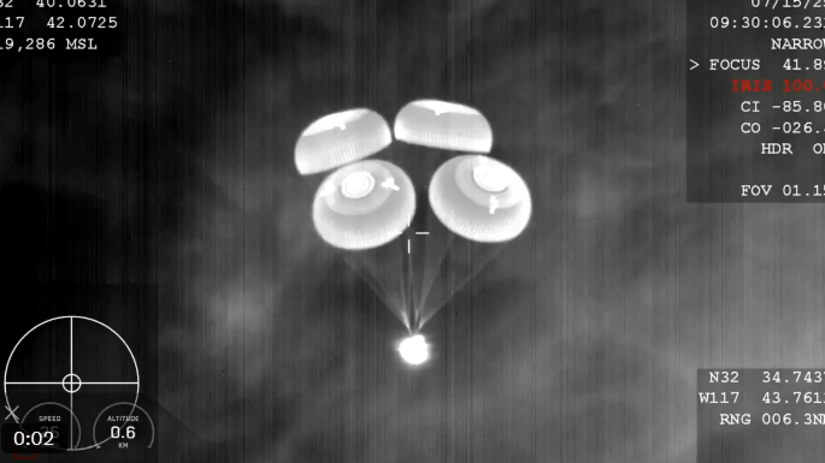 Sukromna vesmirna misia s posadkou pristala v Tichom oceane