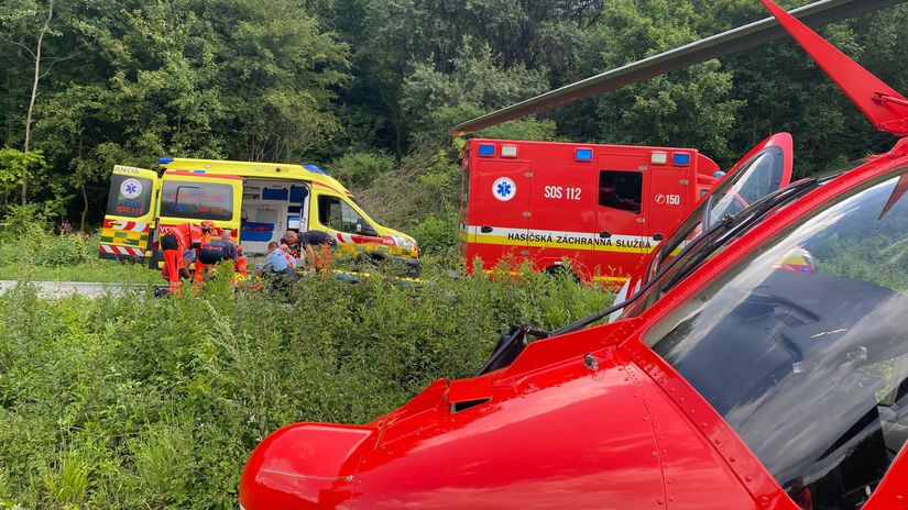 Tragicky piatok na vychode Auto v priekope si vsimol motorkar Matka zomrela syn je vazne zraneny