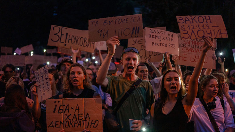 Ukrajina priskrtila protikorupcne urady protesty v uliciach