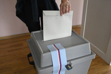 ANO nadalej vedie v prieskume koalicia Spolu posilnuje po bitcoinovej kauze