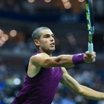 Alcaraz prekvapil fanusikov vyzorom a postupil v troch setoch