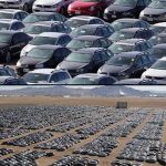 Cintoriny novovyrobenych aut Preco stoja auta na parkoviskach