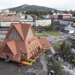 Dreveny kolos na kolesach Vo Svedsku presunuli storocny kostol