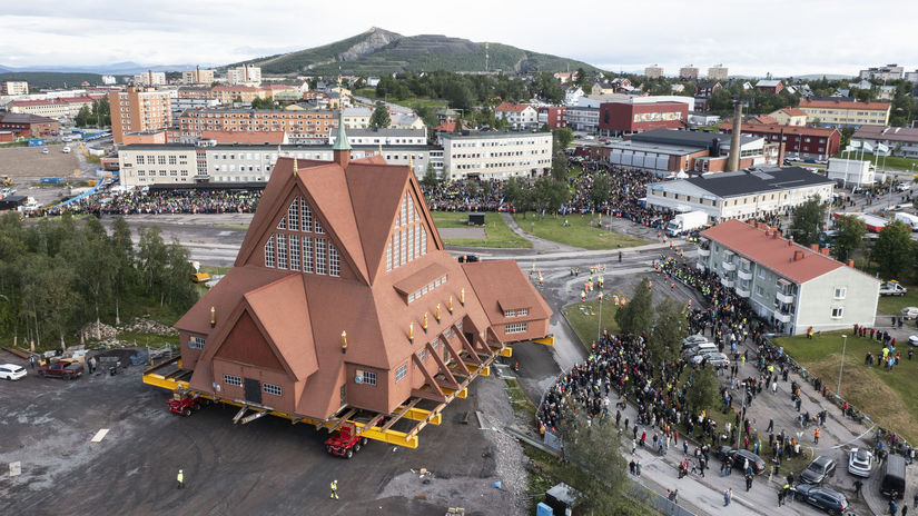 Dreveny kolos na kolesach Vo Svedsku presunuli storocny kostol