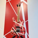 Gitaru Eddieho Van Halena vydrazia za viac nez dva miliony dolarov