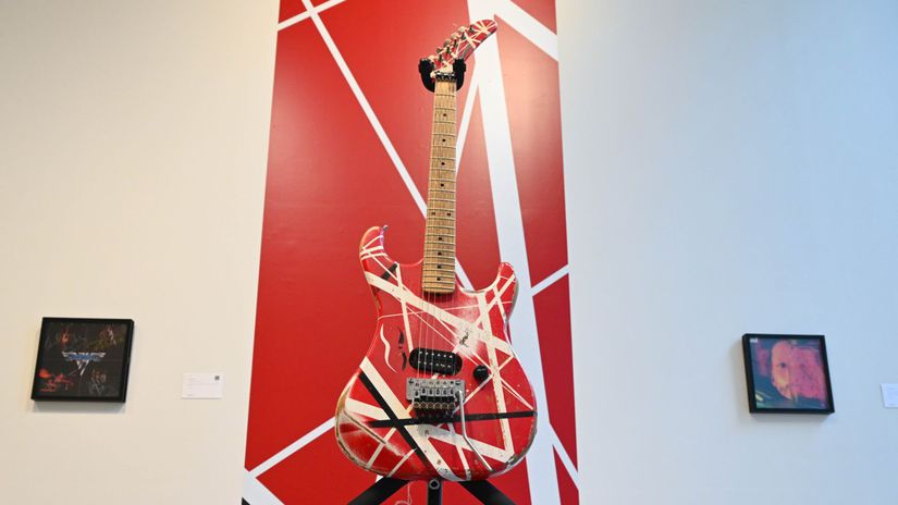 Gitaru Eddieho Van Halena vydrazia za viac nez dva miliony dolarov