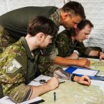 Mapa kompas a vysielacka na vycviku obrannych sil