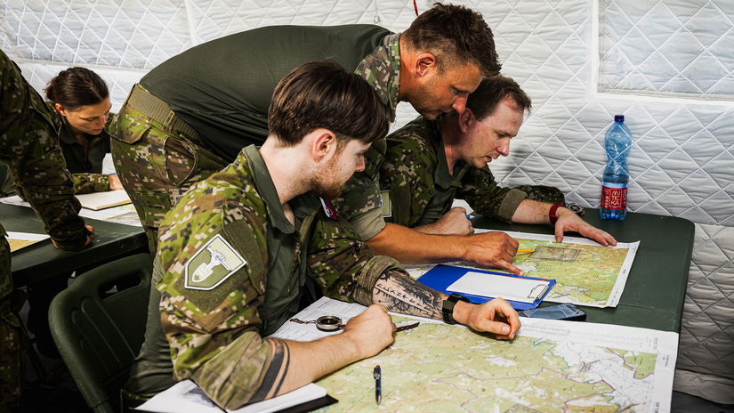 Mapa kompas a vysielacka na vycviku obrannych sil