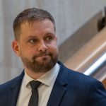 Odvolavanie ministra zdravotnictva Saska Prislo len 62 poslancov