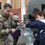 Okupacne fiasko Rusov zivot ako na Sahare Deti prosia Putina o vodu V bytoch ma tiect uz len kazdy treti den