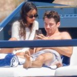 Pilot F1 Leclerc a jeho priatelka v bikinach