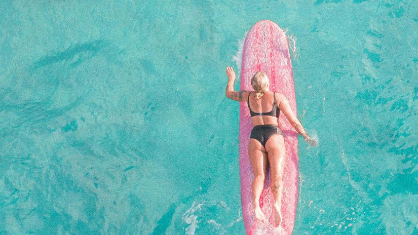 Po zemetraseni v Rusku zrusili varovanie pred cunami Surferi si uzivaju vlny