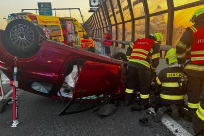 Pri rannej nehode v Bratislave sa auto prevratilo