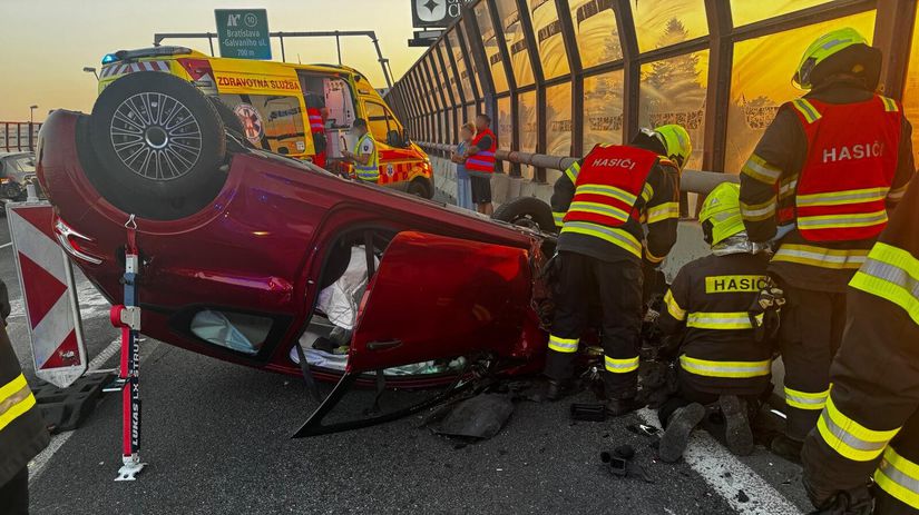 Pri rannej nehode v Bratislave sa auto prevratilo