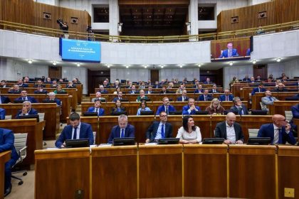 Prieskum AKO PS pred Smerom a Hlasom SaS rastie Opozicia potrebuje Matovica na vladnutie