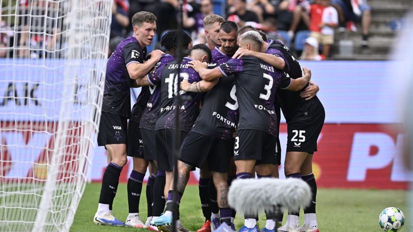 Schranzova hlava rozhodla Slavia prezila vylucenie a penaltu