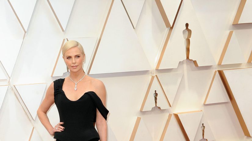 Strielal po nej vlastny otec Charlize Theron oslavuje 50 narodeniny
