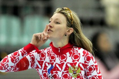 Ukrajinski uradnici a jeden Cech Byvala olympijska sampionka ukazuje prstom na nepriatelov Ruska