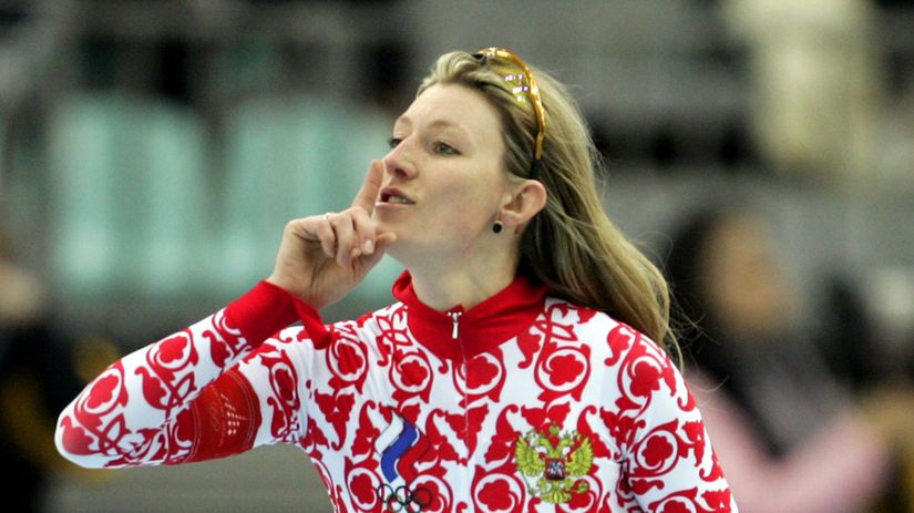 Ukrajinski uradnici a jeden Cech Byvala olympijska sampionka ukazuje prstom na nepriatelov Ruska