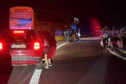 Vydeseni cestujuci volali o pomoc opity vodic unikal pred policiou