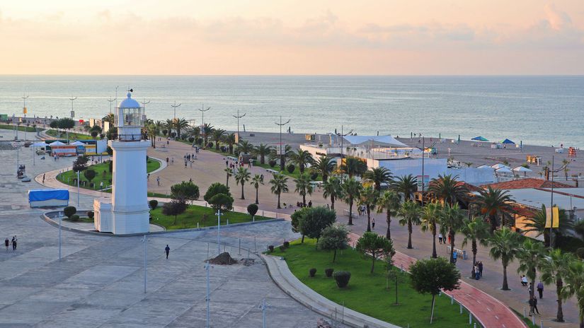 Batumi perla Cierneho mora s historiou a futurizmom