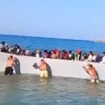 Chodte prec uz vas mame po krk Video ukazuje ako navstevnici plaze odstrcili lod s migrantmi spat do mora