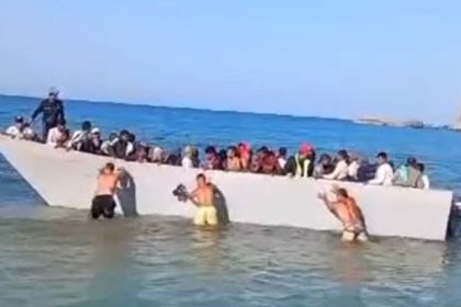 Chodte prec uz vas mame po krk Video ukazuje ako navstevnici plaze odstrcili lod s migrantmi spat do mora