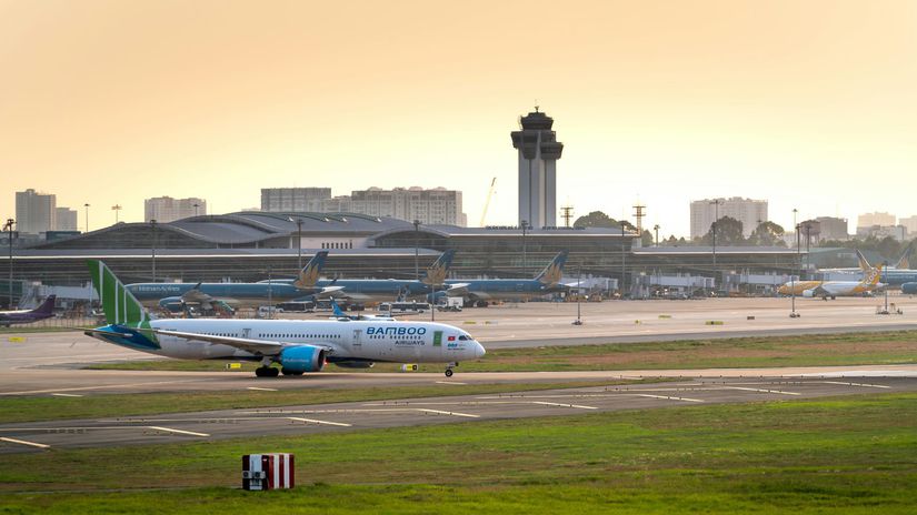 Dispecer zaspal lietadlo bezradne kruzilo nad morom