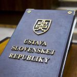 Dve pohlavia a prisnejsie adopcie parlament schvalil zmenu ustavy