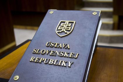 Dve pohlavia a prisnejsie adopcie parlament schvalil zmenu ustavy