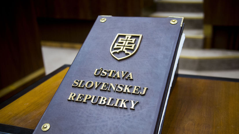 Dve pohlavia a prisnejsie adopcie parlament schvalil zmenu ustavy