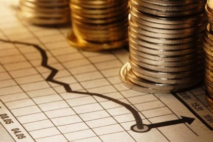 Francuzov dobehli dlhy a nestabilita Fitch znizila rating
