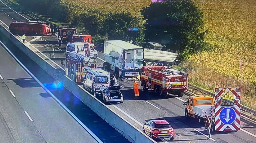 Hroziva nehoda na D1 zrazili sa tri kamiony