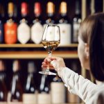 Korkovy alebo skrutkovaci uzaver Ake je vino