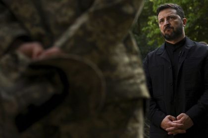 Najlepsie sankcie proti Moskve su poziare ruskych rafinerii a skladov odkazal Zelenskyj Podakoval sa vojakom za utoky