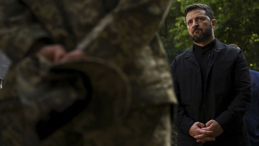 Najlepsie sankcie proti Moskve su poziare ruskych rafinerii a skladov odkazal Zelenskyj Podakoval sa vojakom za utoky