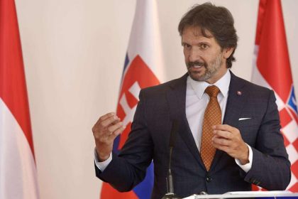 Najvacsim problemom v Europe su kapacity obranneho priemyslu tvrdi Kalinak a spomina zvlastny nepomer