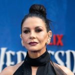 Nepomohli jej ani priesvitne minisaty Zeta Jones celi kritike vtip o mladom chlapcovi vyvolal rozruch