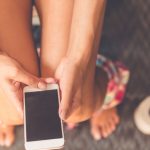 Rizika dlheho sedenia na WC s telefonom