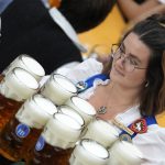 Sest milionov navstevnikov Startuje Oktoberfest ceny piva toci hlavu