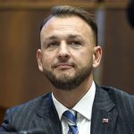 Sutaj Estok Ukoncil som vojnu v policii stabilizoval ju Minister opustil svoj rezort reagoval Karas